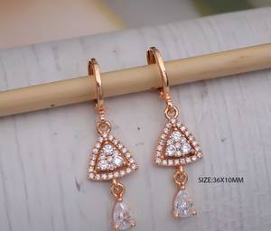 Pendientes de Aleación de Alta Calidad con Circonitas Brillantes, Acabado en Oro Rosa, Estilo Colgante Ligero para Damas - Product Image 1