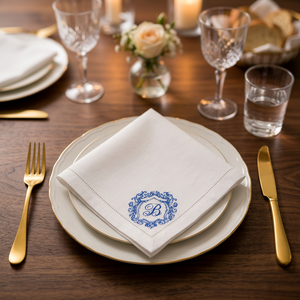 Serviette en lin de qualité supérieure avec broderie monogramme |   Serviette de table en lin blanc avec élégant motif bleu et initiales. Table de luxe - Product Image 3