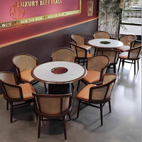 Ensemble de meubles modernes pour restaurant, café, table en marbre, banquette en cuir marron orange et chaises en rotin pour café