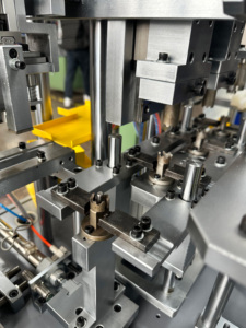 Ligne de production multi-stations pour le chargement de billes, le remplissage de graisse et le pressage d'étanchéité - Product Image 3