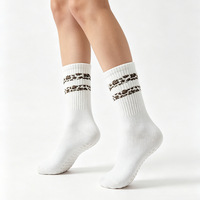 Chaussettes personnalisées à rayures léopard pour femmes, chaussettes antidérapantes, chaussettes de fitness, yoga, pilates, chaussettes à grip, chaussettes mi-hautes