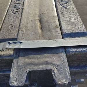 Großhandelsexporteur Hochwertiger, Weitverbreiteter A7-Klasse 99,7% Reiner Aluminiumbarren 25 Tonnen MOQ für Stahlmetallurgie ASTM-Standard - Product Image 3