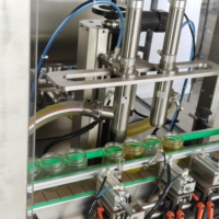 Ligne de production de machines de remplissage de liquides à piston horizontal à 2 têtes pour bouteilles de sauce BBQ automatiques – Fabrication chinoise