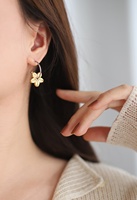 Anting-anting gantung bunga putar berlapis emas 18K dari baja tahan karat dua warna untuk wanita dan perempuan
