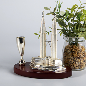 Modelo Arquitectónico de las <span class=keywords><strong>Torres</strong></span> Gemelas <span class=keywords><strong>Petronas</strong></span> de Malasia, Famosas en Todo el Mundo, Estatuas Metálicas Personalizadas, Recuerdos Turísticos, Modelo de Edificio en Miniatura 3D - Product Image 3