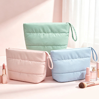 Trousse de Maquillage Matelassée Mignonne et Esthétique avec Dragonne – Idéal pour Demoiselles d'Honneur et Essentiels de Voyage pour Femmes
