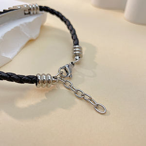 <span class=keywords><strong>Bracelet</strong></span> en <span class=keywords><strong>cuir</strong></span> tressé simple pour <span class=keywords><strong>homme</strong></span> en acier inoxydable <span class=keywords><strong>bracelet</strong></span> en <span class=keywords><strong>cuir</strong></span> noir de luxe gravé personnalisé - Product Image 5