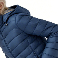 Veste matelassée pour femme, à capuche, légère, chaude, matelassée, manteau d'hiver, coupe ajustée, parka rembourrée pour un usage décontracté en plein air, logo personnalisé