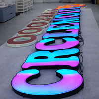 Papan Tanda Iklan Huruf Saluran LED Akrilik Bercahaya Efek Gerak Cahaya RGB Penuh Warna Kustom untuk Toko Bisnis
