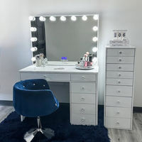 Table de maquillage OEM avec miroir à ampoules à affichage numérique, tiroirs à boutons en cristal et coiffeuse haute au design personnalisé pour l'exportation