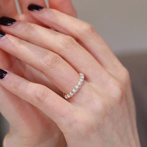 Anello dal Design Minimalista Stile Pave per Donne - Product Image 3