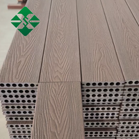 Planche de terrasse en composite bois-plastique moderne, imperméable, résistante à la décoloration, grain de bois lisse, revêtement de sol extérieur pour jardin