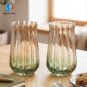Bicchiere Alto Samyo Personalizzato in Cristallo Verde Sfumato con Scanalature Verticali per Succhi, Frappè e Bevande Fredde, Ideale per Caffetterie - Product Image 1