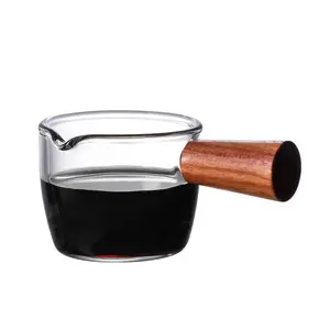 Маленькая градуированная чашка из боросиликатного стекла с теплоизоляцией и деревянной ручкой, небольшой дистрибьютор Градуированный