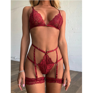 Conjunto de lencería sexy para mujer, encaje rojo, satén, con aberturas, 3 piezas, con liguero, sujetador y braga. - Product Image 1