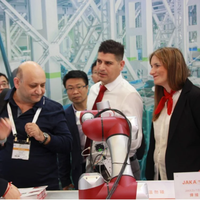 Bras robotisé collaboratif JAKA Cobot 6 axes de JAKA Zu18 pour l'inspection de la qualité des produits électroniques 3C, charge utile 18 kg, IP54