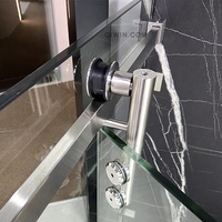 Cabine de douche carrée à coins arrondis avec porte coulissante intérieure en verre et système de porte coulissante mobile