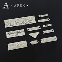 APEX Usine Marque Personnalisée Or Métal Plaque Signalétique Lettre Logo Étiquette En Relief Gravé Métal Logo Étiquette Étiquette pour Vêtements Chapeau Chaussures