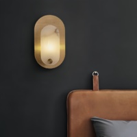 Applique murale moderne en cuivre massif avec design artistique creux et lumière LED pour salon haut de gamme, chambre à coucher ou chevet