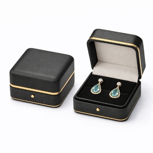 Boîte à boucles d'oreilles de luxe avec couvercle rabattable en cuir PU, insert en microfibre, gaufrage, logo personnalisé, emballage de bijoux OEM - Product Image 2