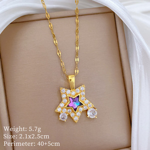 Collana con Ciondolo Luna Colorata in Acciaio Inossidabile, Design Lussuoso ed Elegante, Catena in Resina Sportiva Elettroplaccata con Dettagli in Bambù, per Uso Quotidiano - Product Image 1