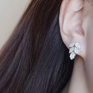 Orecchini a Forma di Foglia per Donne con Accenti di Cristalli, Eleganti Accessori Moda Quotidiana - Product Image 2