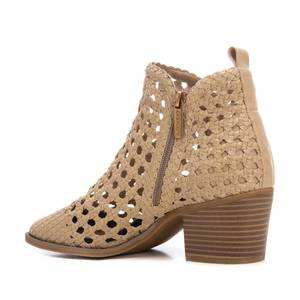 Botines de Mujer Carmela, Color Beige, Diseño Tejido Perforado, Tacón Medio - Product Image 3