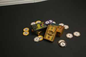 أوراق لعب ذهبية من البولي إيثيلين تيريفثالات بتصميم مشرق داكن رائجة البيع، بطاقات بوكر متينة وأنيقة لجلسات الترفيه والتجمعات - Product Image 2