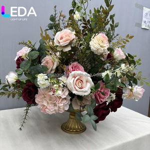 Boules de fleurs bordeaux LEDA pour centres de table et arrangements floraux d'allée pour la décoration de mariage - Product Image 6