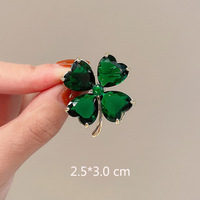 Broches tendance de créateur à quatre feuilles de trèfle pour femmes, élégantes, avec pierres précieuses et strass, broche pour vêtements, décoration, bijoux fins