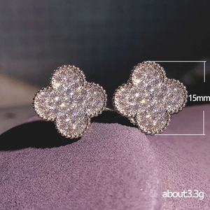 Orecchini a lobo con trifoglio pavé completo da donna, semplici ed eleganti, con zirconi, per uso quotidiano, stile che valorizza il viso - Product Image 3