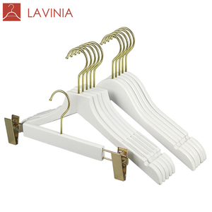 <span class=keywords><strong>Cintre</strong></span> en bois antidérapant Lavinia personnalisé de haute qualité, avec crochet en or blanc, pour femmes, hommes et adultes - Fabricant de cintres - Product Image 1