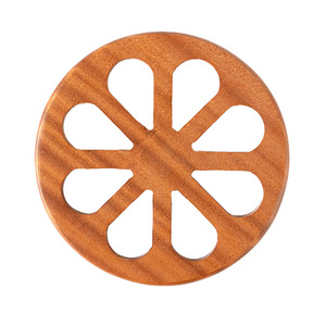 Posavasos de madera redondos con diseño floral, antideslizantes y aislantes del calor para uso en mesas. - Product Image 1
