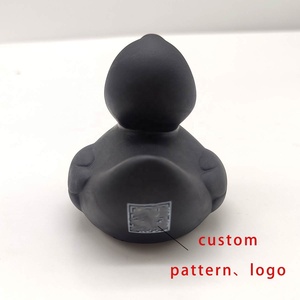 Bán Buôn Tùy Chỉnh Nhà Máy Giá Phim Hoạt Hình Màu Đen Vinyl Nổi Vịt Cao Su Tắm Đồ Chơi Sạch Và Chất Lượng Tốt Vịt - Product Image 2