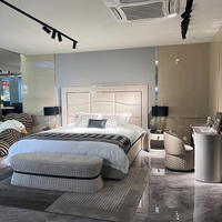 Ensemble de chambre à coucher moderne de luxe au design italien exclusif, lit double haut de gamme avec grande tête de lit king size, meubles de style doux