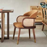 Fauteuil de salle à manger moderne en bois massif avec dossier en rotin et assise en velours capitonné, personnalisé pour la Russie et la Malte, pour restaurant et hôtel