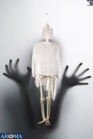 Squelette suspendu AROMA en peignoir blanc – Décoration amusante pour Halloween, idéale pour des présentations intérieures effrayantes et humoristiques