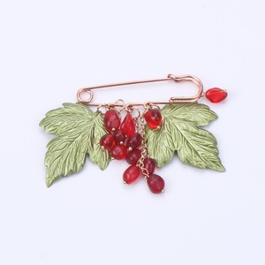 Broche en alliage feuille d'érable et raisin, avec perle <span class=keywords><strong>de</strong></span> cristal rouge pendante, épingle <span class=keywords><strong>de</strong></span> sûreté, broche <span class=keywords><strong>de</strong></span> revers vintage motif floral et fruit, pour décoration <span class=keywords><strong>de</strong></span> vêtements féminins - Product Image 4