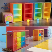 Maßgefertigtes Buntes Süßwaren-Displayregal, Individuelles Süßigkeiten-Ladeninterieur, Moderne Süßwarengeschäft-Dekorationen