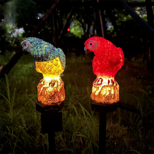 Lampe solaire <span class=keywords><strong>LED</strong></span> en résine en forme de perroquet avec capteur de lumière, batterie rechargeable, angle de faisceau de 360°, haute luminosité CRI 80, décoration de jardin extérieur - Product Image 1