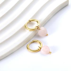 ต่างหูห่วงสแตนเลสสตีลประดับหินสีชมพูคุณภาพสูงสำหรับผู้หญิง ดีไซน์เก๋ทันสมัย ชุบทอง 18K รูปหัวใจแบบห้อย - Product Image 3