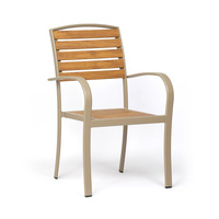 Ensemble de table et de chaises de patio en aluminium et composite bois-plastique personnalisé pour l'extérieur, idéal pour les salons de thé, les cafés et les restaurants