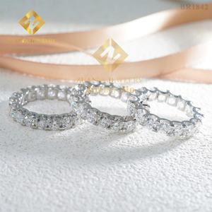 Bague éternelle en argent 925 plaqué or blanc avec sertissage à griffes, diamant moissanite rond VVS1 de 4 mm, prête à être expédiée - Product Image 6