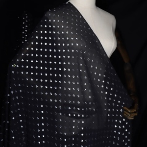 Tessuto in Seta <span class=keywords><strong>Lurex</strong></span> Metallico con Elegante Design a Pois Neri e Argento, Pronto per la Consegna a Prezzo Conveniente, per Abbigliamento Donna e Uomo, Vestiti e Accessori - Product Image 2
