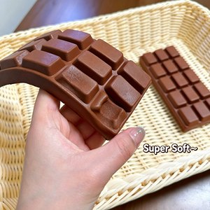 Jouet Squishy Barre de Chocolat QY Super Doux et Collant, Jouet Sensoriel Anti-Stress et Anxiété en Forme d'Aliment, Vente en Gros - Product Image 3