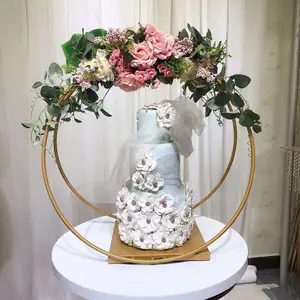 2パーティーイベントの装飾のためのピース/セットの結婚式のセンターピースケーキスタンドゴールドカラースモールメタルペンタゴナルアーチ