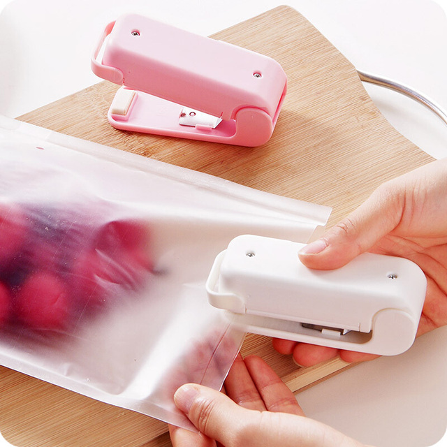 Portable Kitchen Accessories Heat Sealer Plastic Package Storage Bag Mini Sealing Machine Handy Sticker and Seals for Food Snack