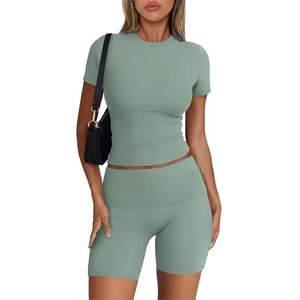 Ensemble short de yoga 2 pièces respirant et écologique personnalisé pour femmes avec t-shirt imprimé et short de motard - Product Image 3