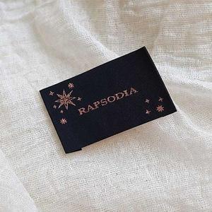 Étiquettes tissées de luxe pour vêtements avec construction à tissage fin, logo personnalisé, texte et instructions d'entretien des vêtements - Product Image 4