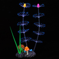 La décoration moderne de l'aquarium comprend une résine durable, un plastique, un silicone, des champignons fluorescents souples, des plumes, des coraux et des plantes aquatiques